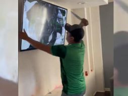 En el video se aprecia al aficionado dar manotazos a la televisión; sin embargo, la cosa no acabó ahí, pues tomó un cuchillo y comenzó a golpear el aparato electrónico. TWITTER