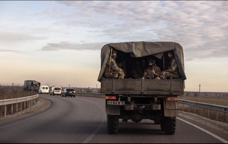 Rusia y Ucrania intercambiaron este jueves 50 prisioneros de guerra de cada bando. EFE/R. Pilipey