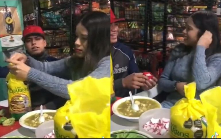 Un claro ejemplo fue el de un joven que le pidió matrimonió a su novia cuando se encontraban comiendo un rico pozole por lo que se volvió viral en redes sociales al compartir un video del momento exacto. ESPECIAL
