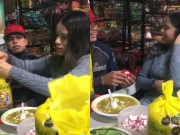 Un claro ejemplo fue el de un joven que le pidió matrimonió a su novia cuando se encontraban comiendo un rico pozole por lo que se volvió viral en redes sociales al compartir un video del momento exacto. ESPECIAL