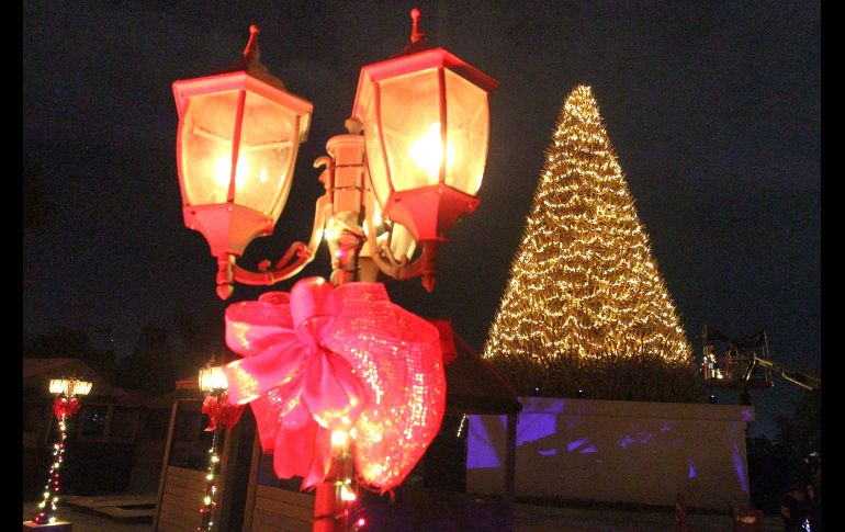 Continua el montaje del característico festival navideño, dentro de poco contará con la asistencia de los tapatíos amantes de esta festividad. EL INFORMADOR / A. Camacho