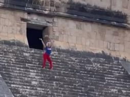 Una turista fue zarandeada por la multitud y muy criticada en las redes sociales por subir de forma ilegal a la pirámide de Kukulcán, en México. TIKTOK.COM/@ANGELALOPEZE