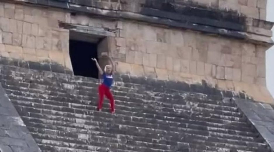 Una turista fue zarandeada por la multitud y muy criticada en las redes sociales por subir de forma ilegal a la pirámide de Kukulcán, en México. TIKTOK.COM/@ANGELALOPEZE