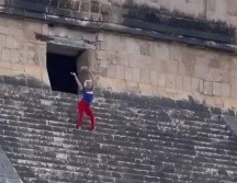 Una turista fue zarandeada por la multitud y muy criticada en las redes sociales por subir de forma ilegal a la pirámide de Kukulcán, en México. TIKTOK.COM/@ANGELALOPEZE