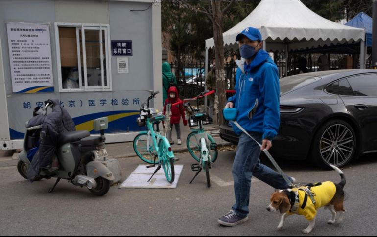 En China más de 396 mil personas han sido aisladas y se encuentran en observación médica por ser portadores asintomáticos del virus, entre las que alrededor de mil 780 proceden de otros países. AP/ N. H Guan