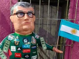 Luego de la eliminación de la Selección Mexicana en el Mundial de Qatar 2022, la Piñatería Ramírez creó una figura inspirada en el Tata Martino. FACEBOOK / Piñateria Ramirez