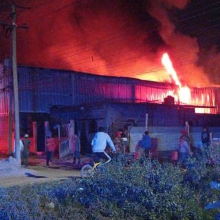 Controlan incendio en bodega de madera en Zapopan
