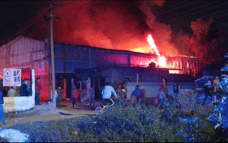 El incendio se controló alrededor de las 22:00 horas bajo la Coordinación Intermunicipal entre Zapopan y Guadalajara. ESPECIAL /