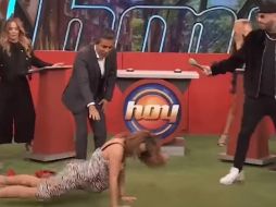 ¡Hasta el suelo! Critican a conductora por bailar reggaetón embarazada