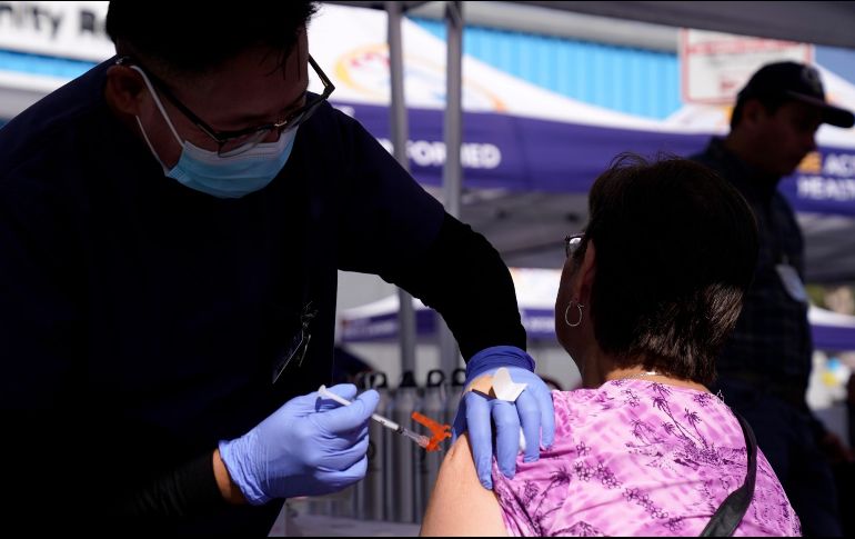 Una enfermera aplica una vacuna contra la influenza en Los Ángeles, una de las medidas preventivas más efectivas contra el virus. AP/ARCHIVO