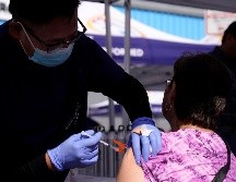 Una enfermera aplica una vacuna contra la influenza en Los Ángeles, una de las medidas preventivas más efectivas contra el virus. AP/ARCHIVO