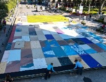 La pista de patinaje en hielo está siendo instalada por trabajadores municipales frente a la Rotonda de los Jaliscienses Ilustres. EL INFORMADOR/A. Navarro