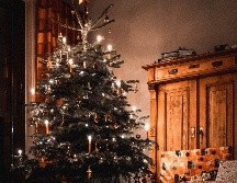 Normalmente lo primero que se compra es el arbolito, sin embargo las dudas comienzan ya que existen de diferentes precios, tamaños y colores. Unsplash