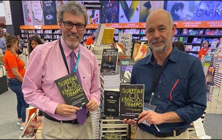 Sergio de Régules realiza una entrevista a Miguel Alcubierre que es tomada como motor del libro. ESPECIAL