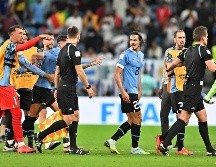 Edinson Cavani, José María Giménez, Fernando Muslera y Diego Godín fueron de los futbolistas que más reclamaron al silbante al finalizar el juego. EFE / N. Thekkayil