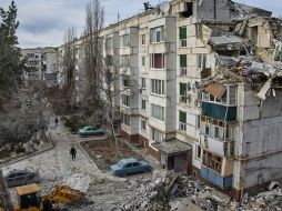 Fuerzas de rescate de Ucrania trabajan junto a un edificio bombardeado por el Ejército ruso cerca de la ciudad de Járkov. EFE / S. Kozlov