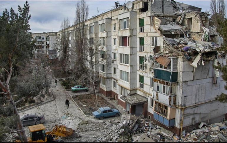 Fuerzas de rescate de Ucrania trabajan junto a un edificio bombardeado por el Ejército ruso cerca de la ciudad de Járkov. EFE / S. Kozlov