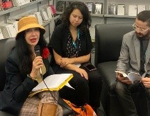 La poeta también tuvo oportunidad de cruzar opiniones con los espectadores en el evento. EL INFORMADOR/R. Solís