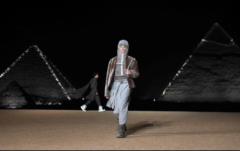 Este es el segundo desfile de moda de una marca de ropa europea en una zona de pirámides en Egipto. AFP/A. Hasan