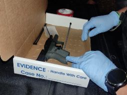 Tras la inspección de protocolo, los uniformados aseguraron una pistola aparentemente del calibre 9 milímetros, con cerca de 8 tiros útiles. ESPECIAL / Policía de Guadalajara