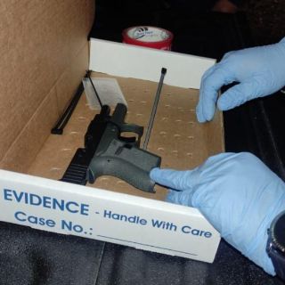 Lo detienen por orinar en la calle y le hallan una pistola