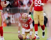 Garoppolo se dirigió a la carpa de revisión de lesiones antes de subirse al carrito para marcharse al vestuario. AFP/E. SHAW