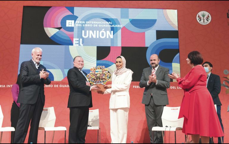 En el último día de la FIL, hubo un intercambio de regalos. En la foto: Raúl Padilla, Brian Glynn (del Servicio Europeo de Acción Exterior), Khoula Al-Mijaini (directora de Ferias y Festivales de la Autoridad del Libro de Sharjah), Ricardo Villanueva y Marisol Schulz. EL INFORMADOR/ C. Zepeda