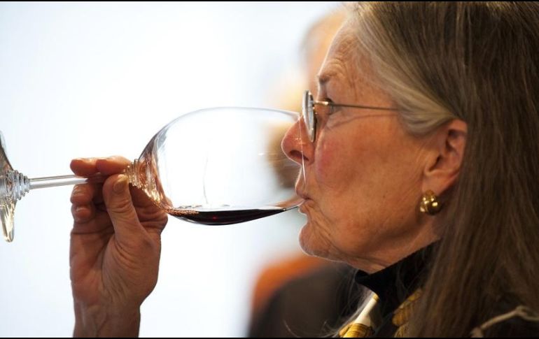 La ingesta de vino tinto como alternativa para disminuir el riesgo de morir por enfermedades del corazón debe ser recomendada únicamente por un médico especialista. AFP / ARCHIVO