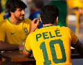 "Todo Brasil está rezando por Pelé, es nuestro mayor ídolo, el ídolo del futbol mundial", comentan fans de la leyenda. AP / A. Landis