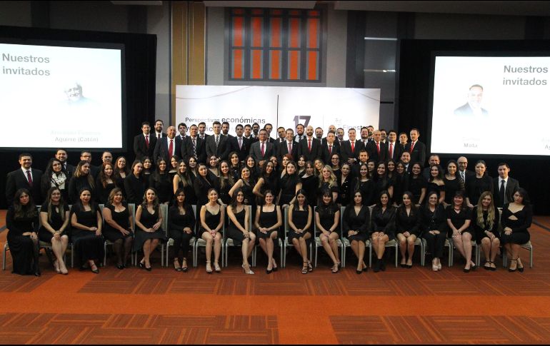 El ambiente estuvo cobijado por los principios de una cultura financiera comprometida con el éxito, en donde 700 invitados convivieron y compartieron sus experiencias personales, planes y expectativas. ESPECIAL