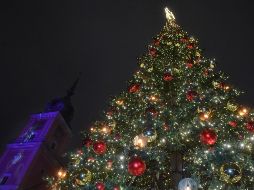 En diversos países del mundo se da una gratificación a los trabajadores en el mes de diciembre, y aunque es conocido por los nombres de aguinaldo, bono de fin de año o bono navideño. EFE