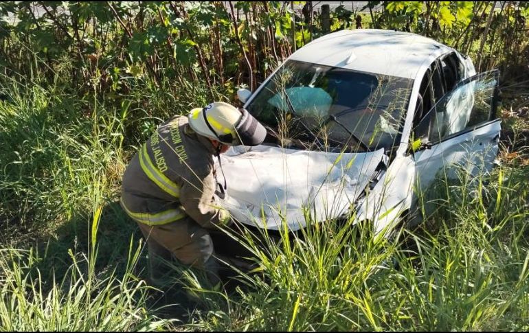 El servicio fue atendido por Cruz Roja, la Unidad Estatal de Protección Civil y Bomberos de Jalisco (UEPCBJ), bomberos de Tuxpan y Zapotlán el Grande, también oficiales de la Guardia Nacional. ESPECIAL / PC Jalisco