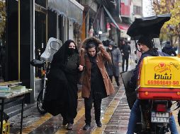 El gobierno de Teherán no confirmó la disolución de la policía moral, lo que genera dudas. EFE