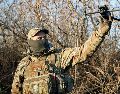 Un militar ucraniano vuela un dron durante una operación contra posiciones rusas en un lugar no revelado en la región de Donetsk. AP/R. Chop