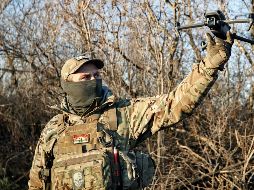 Un militar ucraniano vuela un dron durante una operación contra posiciones rusas en un lugar no revelado en la región de Donetsk. AP/R. Chop