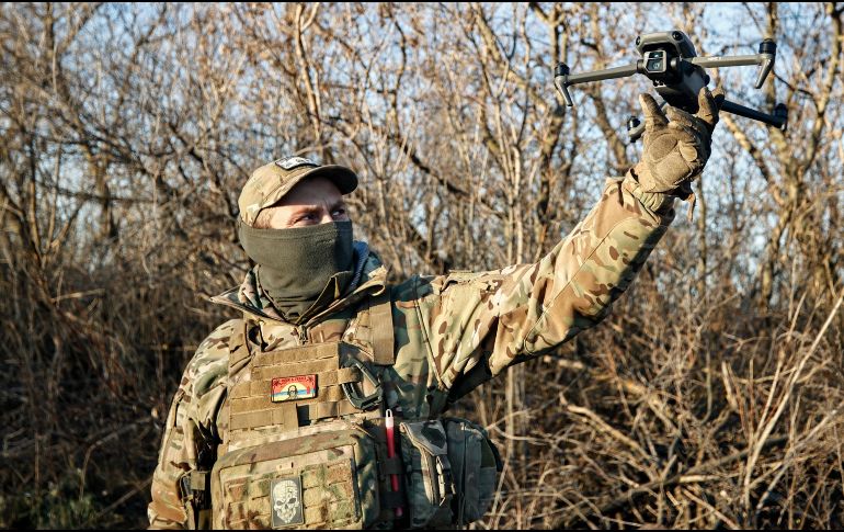 Un militar ucraniano vuela un dron durante una operación contra posiciones rusas en un lugar no revelado en la región de Donetsk. AP/R. Chop