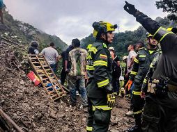 El derrumbe ocurrió el domingo en una vía de esa ciudad e involucró tres vehículos que transitaban por una carretera en la pendiente de una montaña. AFP/Oficina de Prensa de Colombia