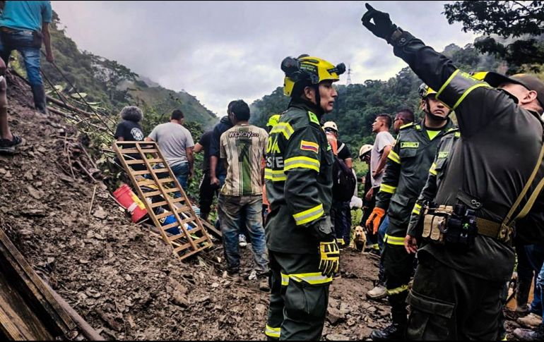 El derrumbe ocurrió el domingo en una vía de esa ciudad e involucró tres vehículos que transitaban por una carretera en la pendiente de una montaña. AFP/Oficina de Prensa de Colombia
