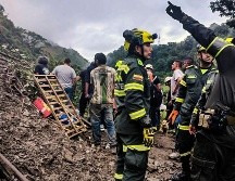 El derrumbe ocurrió el domingo en una vía de esa ciudad e involucró tres vehículos que transitaban por una carretera en la pendiente de una montaña. AFP/Oficina de Prensa de Colombia