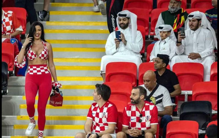 Ivana Knoll roba las miradas de qatarís y de otros aficionados en las gradas mundialistas. Especial