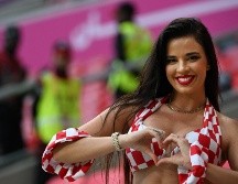 Ivana Knoll lució espectacular apoyando a Croacia frente a los japoneses en el estadio Al Janoub. AFP