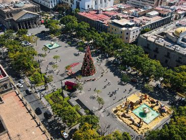 Con el Festival Ilusionante, se busca incrementar el flujo de visitantes al Centro de Guadalajara; un punto que reunirá amenidades es la plaza de la Liberación, donde estará un juego mecánico, el nacimiento y el árbol de Navidad. EL INFORMADOR/A. Navarro
