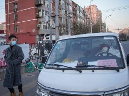 Un trabajador sanitario duerme dentro de su vehículo en Pekín. Las protestas contra la política de COVID Cero y las afectaciones a la economía también han relajado a las autoridades. EFE/H. Wu