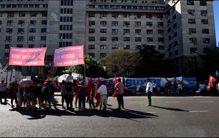 Simpatizantes de Cristina Fernández de Kirchner esperaron a las afueras del tribunal el veredicto de los jueces en contra la ex presidenta argentina.  EFE