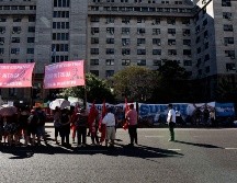 Simpatizantes de Cristina Fernández de Kirchner esperaron a las afueras del tribunal el veredicto de los jueces en contra la ex presidenta argentina.  EFE