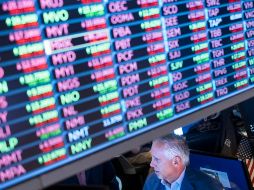 El único sector que cerró en verde fue el de servicios públicos, con una subida del 0.66 por ciento. EFE/ARCHIVO