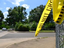 Al ser sorprendido, el sujeto salió corriendo de la escena y comenzó a causar daños materiales en los alrededores. AP/ARCHIVO