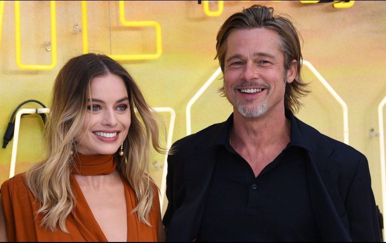 Aunque la actriz Margot Robbie se encuentra felizmente casada, no pudo detener su curiosidad por besar a Brad Pitt, y lo consiguió con ayuda del filme Babylon que se estrenará en 2023. EFE/ARCHIVO