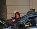 La vicepresidenta de Argentina, Cristina Fernández de Kirchner, saluda a la salida de su casa previo al veredicto sobre el caso en su contra. EFE/E. Medina