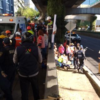 Choque de camión turístico en Periférico Sur deja un muerto y 55 heridos